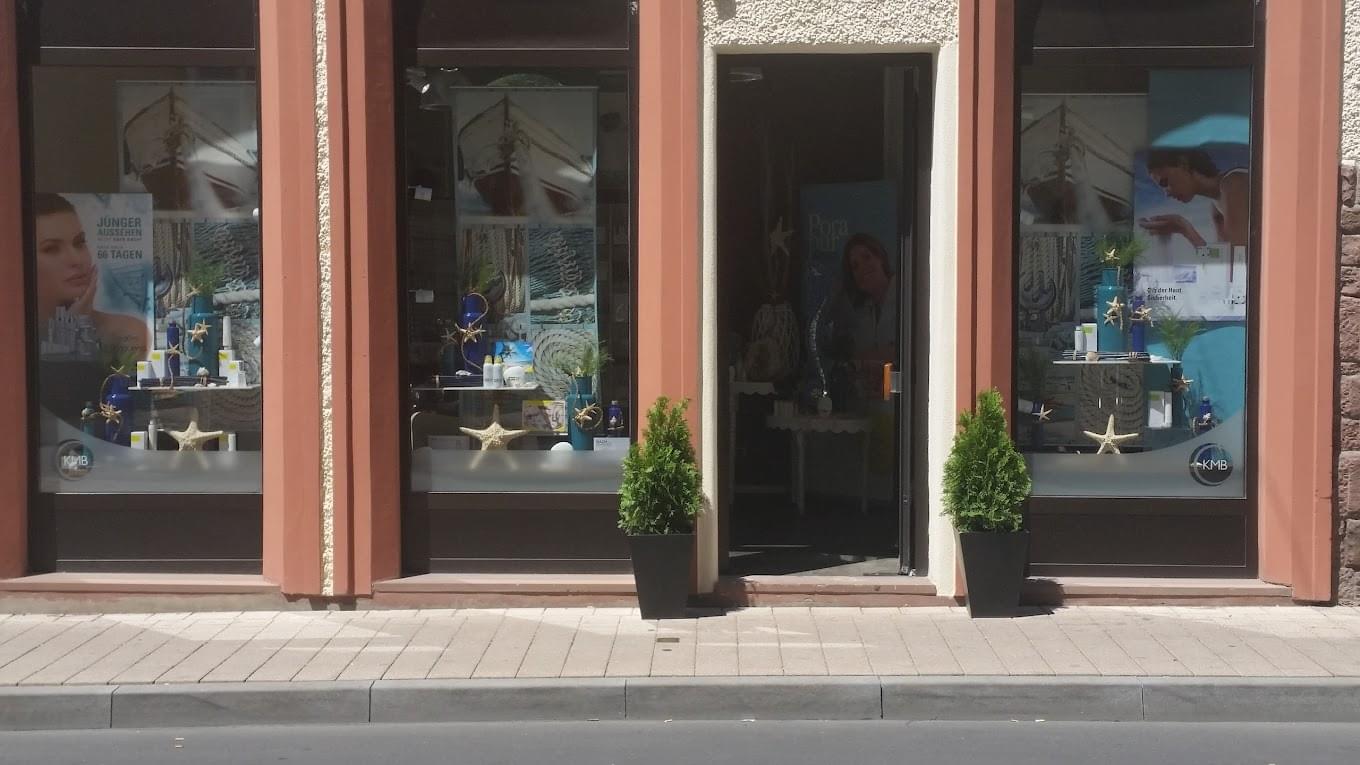 Schaufenster und Eingang des Kosmetik Instituts Marion Braun