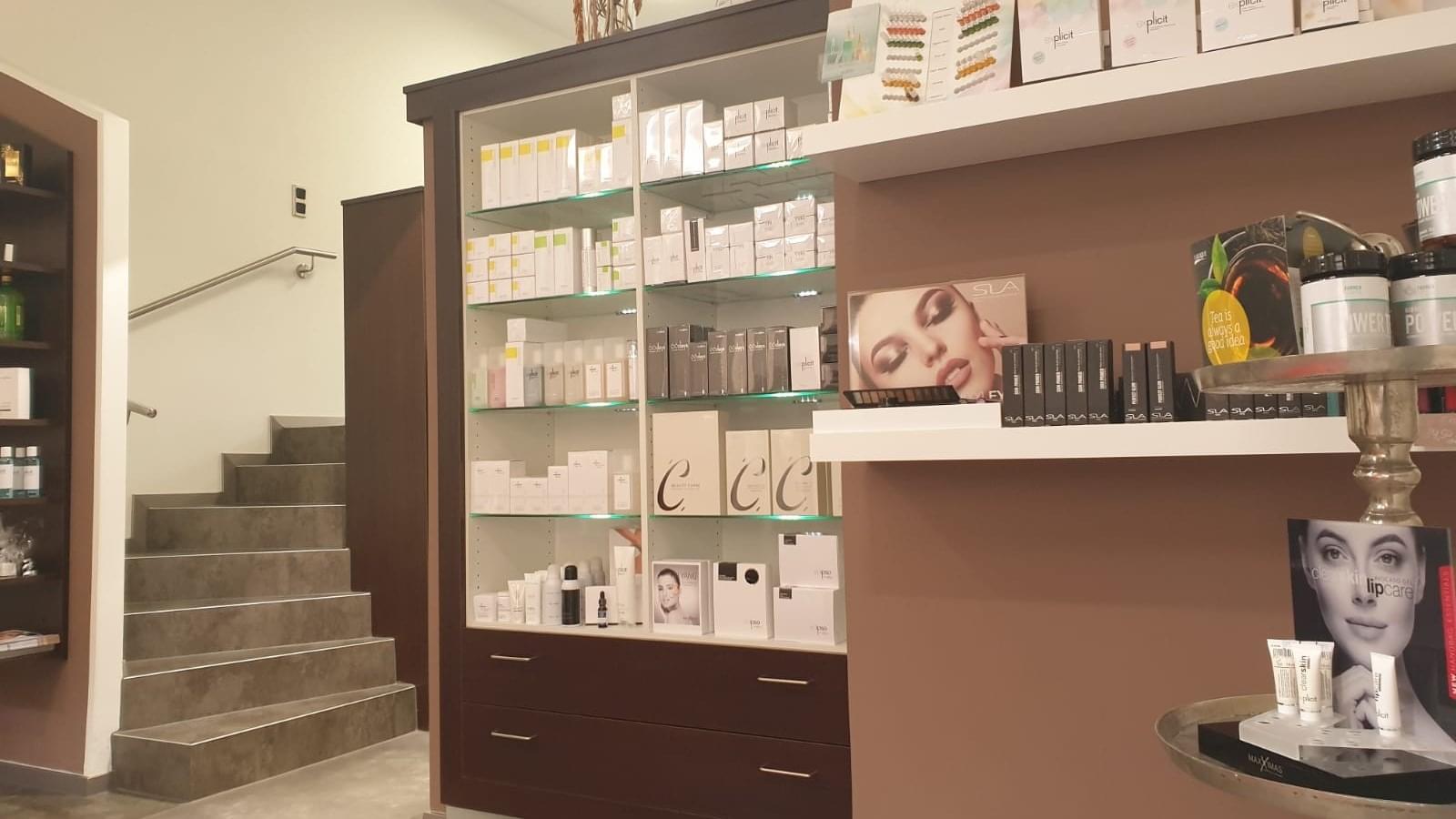 Regal mit Pflegeprodukten im Kosmetik Institut Marion Braun