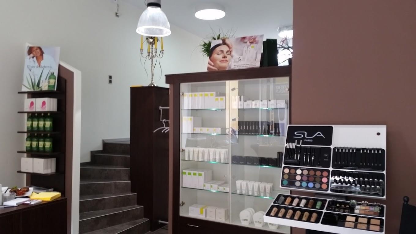 Empfangsbereich mit Produktvitrine im Kosmetik Institut Marion Braun